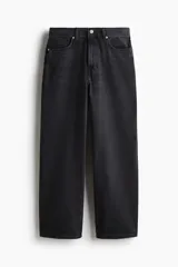 Pantalón de jean negro de corte holgado, con tiro bajo y cinco bolsillos.