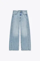 Pantalón de jean celeste de corte wide leg, tiro alto y largo hasta el tobillo.