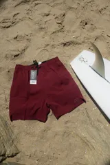 Short de baño color bordó con cintura elástica ajustable con cordón negro.