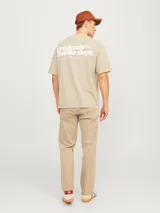 Camiseta color beige de manga corta y cuello redondo. Estampado en la espalda con el texto "Originals™ Studio dept. DESIGNED IN COPENHAGEN ESTABLISHEDIN NINETEEN MINETY CRAFTED AESTHETICS BROUGHT TO YOU BY JACK AND JONES SINCE NINETEENINETY".