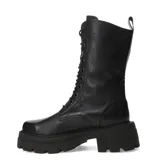Botas acordonadas de cuero negro con suela track.