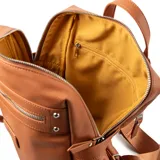 Mochila color habano de símil cuero con acceso superior con cierre. Tiene un bolsillo interno con cierre, dos bolsillos externos abiertos y un bolsillo externo con cierre. Las correas son regulables y los herrajes son plateados. El interior está forrado en tela de algodón y poliéster.