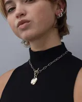 Aro earcuff plateado y dorado con diseño texturizado que simula lava.