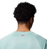 Remera blanca de manga larga para hombre, con tecnología Omni-Shade™ Broad Spectrum UPF 50 y Omni-Wick™ de secado rápido. Logo de Columbia PFG en el pecho y estampado vertical con las siglas PFG en la manga derecha.