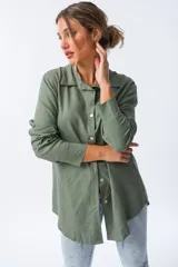 Camisa verde musgo de corte relajado, con botones frontales y mangas largas.