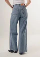 Pantalón de jean marrón con estampado de piel de serpiente, corte wide leg y tiro alto.