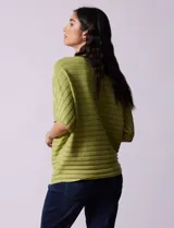 Buzo tejido acanalado color fucsia, marca Ninety, con mangas cortas japonesas y cuello redondo.