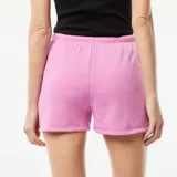 Short deportivo rosado de corte holgado, con cintura elástica ajustable con cordón.