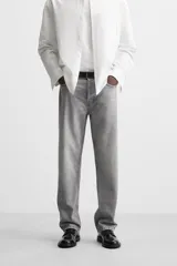 Pantalón de jean gris de corte recto, con cinco bolsillos, efecto lavado y cierre frontal con botones.