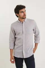 Camisa de vestir manga larga color gris claro, con cuello button-down y bolsillo en el pecho.