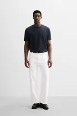 Camiseta blanca de cuello redondo y manga corta, corte regular.