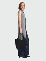 Bolso negro tipo tote con correa larga para usar cruzado.