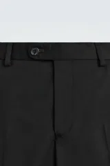 Pantalón de vestir negro de lana, corte recto, con bolsillos laterales y traseros de ojal con botón.