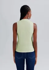 Musculosa naranja de tela acanalada con cuello alto y corte ajustado.