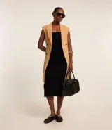 Vestido midi negro de rib con escote cuadrado y breteles anchos.