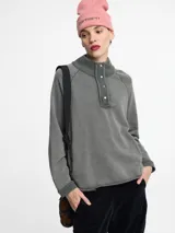 Sweater con cuello alto y cierre en la parte frontal, de corte relajado y color gris oscuro.