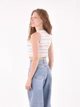 Musculosa corta a rayas horizontales de colores pastel.
