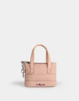 Monedero color rosa claro, con formato de cartera puffy, manijas superiores, cierre superior, mosquetón lateral y tag en relieve con la frase "pretty girls".