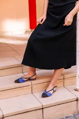 Bailarinas destalonadas con puntera de animal print y cuerpo de ante color violeta. Tiras finas con textura brillante. Plantilla interior de piel. Fabricadas en España.