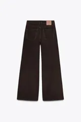 Pantalón de jean marrón oscuro, de tiro alto y corte wide leg.