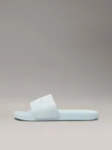 Ojotas celestes de Calvin Klein Jeans con logo de la marca en la tira.