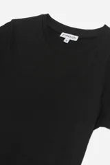 Remera básica negra de algodón con cuello redondo y mangas cortas.