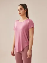 Remera deportiva color rosa con cuello redondo y mangas cortas.
