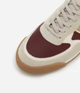 Championes estilo jogging vintage color beige, con recortes en cuero color bordó, celeste y dorado.