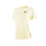 Remera color amarillo claro de corte clásico con logo Nike bordado en el pecho.