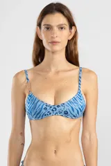 Top de bikini con estampado animal print azul, con breteles regulables y broche metálico en la espalda.