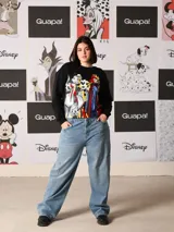 Buzo negro de corte clásico con cuello redondo y mangas largas. Estampado frontal con diseño de villanas de Disney: Cruella de Vil, la Reina Malvada y Maléfica.