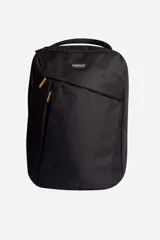 Mochila negra con cierre diagonal y logo de goma.