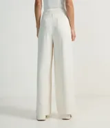 Pantalón pantalona color blanco, de crepé, con cintura mediana, botón y pliegues delanteros.