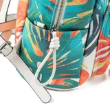 Mochila multicolor con estampado de hojas, confeccionada en símil cuero. Tiene un compartimento principal con cierre, un bolsillo externo con cierre, un bolsillo interno con cierre y dos bolsillos internos abiertos. Cuenta con correa regulable y asa fija.