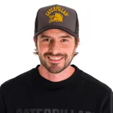 Gorro de hombre con visor curvado y bordado Caterpillar en la parte delantera y trasera, con cierre ajustable.