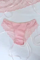 Bombacha de bikini tiro alto, confeccionada en algodón elastizado y puntilla elastizada, color rosado pálido.