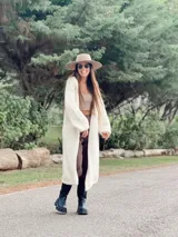 Tapado largo color crudo, tejido a mano en lana virgen sin teñir.