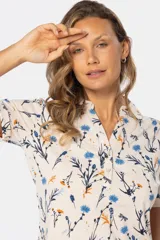 Camisa de manga corta con cuello camisero y estampado floral.