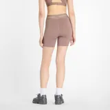 Short deportivo New Balance color marrón, de tiro alto y corte ajustado. Presenta logo de la marca en la cintura.
