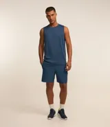 Bermuda deportiva azul sin estampado, con cintura elástica ajustable con cordón, bolsillos laterales y un bolsillo trasero con cierre.