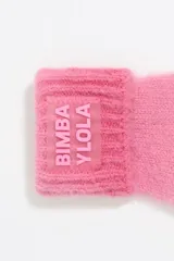 Guantes de punto color rosa con efecto degradado y etiqueta de silicona con logo de la marca.
