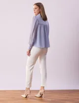 Camisa celeste de gasa, marca Tahari. Cuello con solapa y abertura central con botones ocultos. Manga larga abullonada con puño y botones. Forro de gasa a tono.