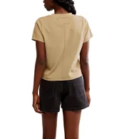 Remera blanca de algodón, semicorta y encogida, con corte holgado, mangas cortas y cuello redondo.