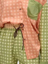 Short boxy de viscosa con estampado de flores, pretina combinada y cordón ajustable. Diseñado en Uruguay.