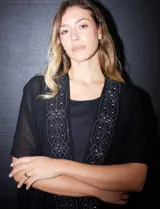 Kimono negro de gasa con apliques de brillos, marca Jessica Mc Clintock.