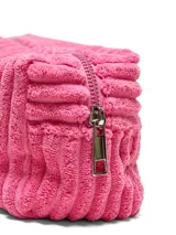 Bolso tipo clutch color fucsia de pana con cierre de cremallera y forro de poliéster.