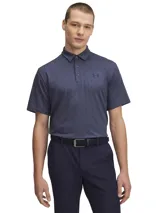 Remera polo Under Armour Playoff 3.0 para hombre, color azul con estampado de rombos y logo de la marca en el pecho. Confeccionada en tejido transpirable y elástico. Ideal para golf.