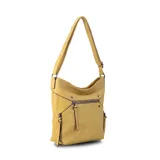 Cartera de simil cuero color rosa, con apertura superior con cierre, bolsillo frontal con cierre y tachas metálicas, bolsillos verticales y bolsillo trasero con cierre. Incluye división al medio y bolsillos internos.