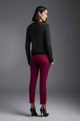 Pantalón de jean negro de corte recto, con bolsillos delanteros y traseros, y detalle de pespuntes en contraste.