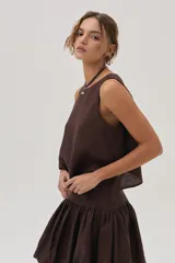 Top marrón sin mangas de lino, con corte cropped y espalda cruzada.